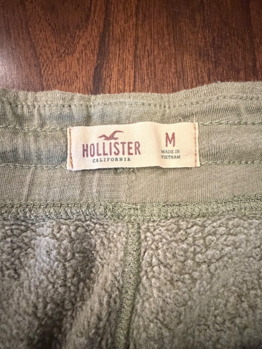Hollister Men's Terry Fleece Comfy Sweat Shorts, Graphic, Army Green Size Medium - Picture 5 of 9